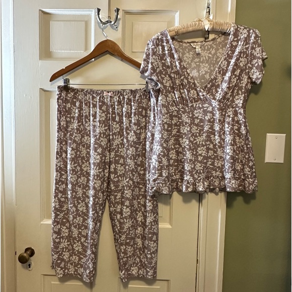 Marilyn Monroe Other - Marilyn Monroe White Rose Floral Pajama Set